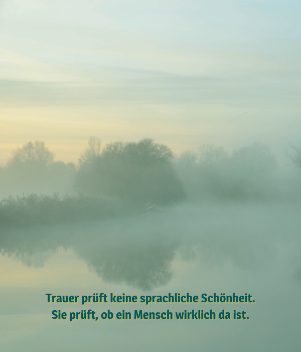 Nebelverhangener Fluß mit Bäumen und Spruch