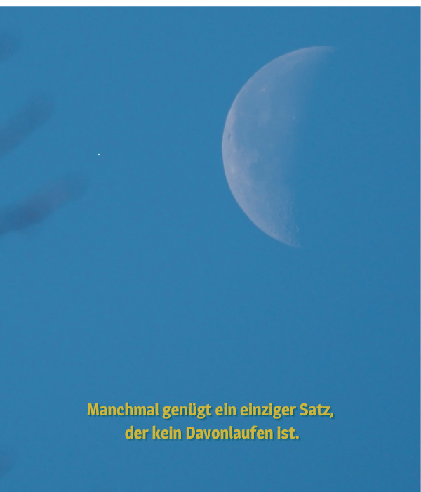 Halbmond bei Tag an blauem Himmel mit Spruch