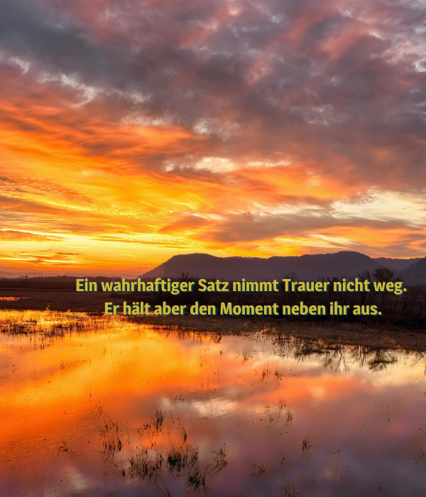 Dramatische Sonnenuntergangsspiegelung in einem See mit Spruch