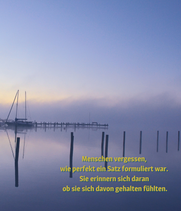 Blick auf nebelverhangenen teilweise abgebauten Bootssteg mit Segelboot und Spruch