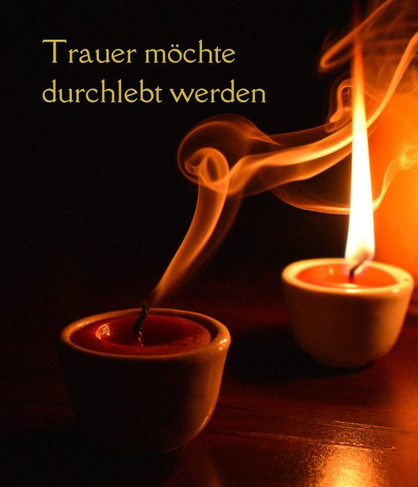 Beitragsbild mit zwei Kerzen, eine brennt, eine erloschen mit Text "Trauer möchte durchlebt werden"